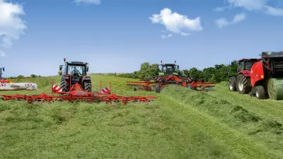 Ein Foto welches eine breite Auswahl der Futtererntemaschinen der Firma KUHN abbildet - Mähwerk, Wender, Schwader und Ballenpresse