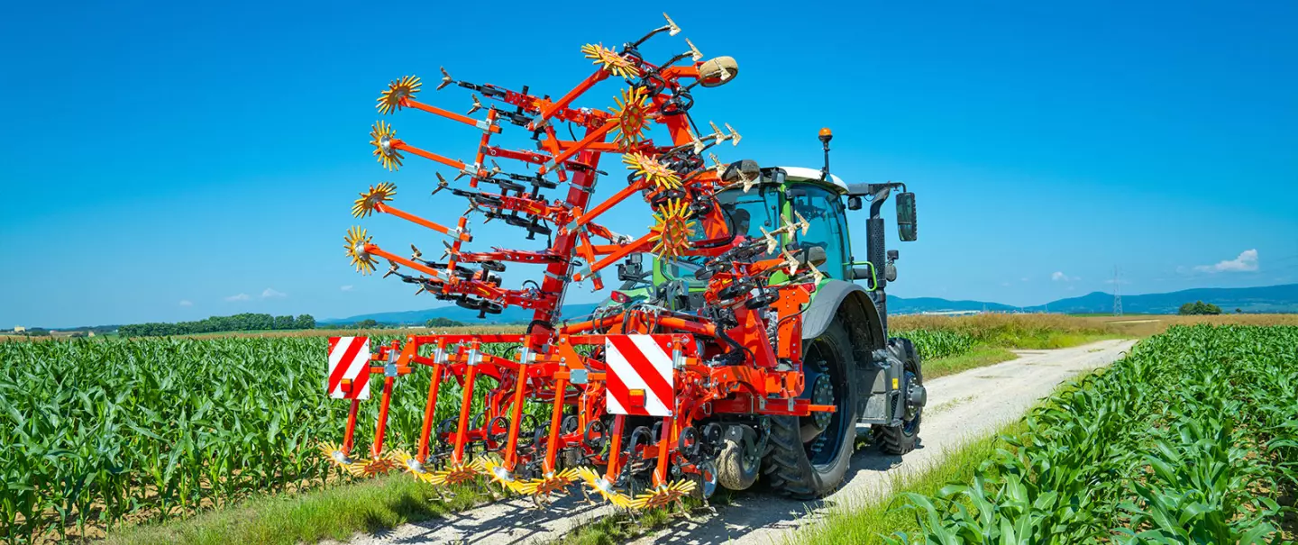 Das Hackgerät ROWLINER bei der Arbeit auf einem Feld