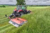 PZ 3015 mit Massey Ferguson-Traktor bei der Arbeit im langen Gras